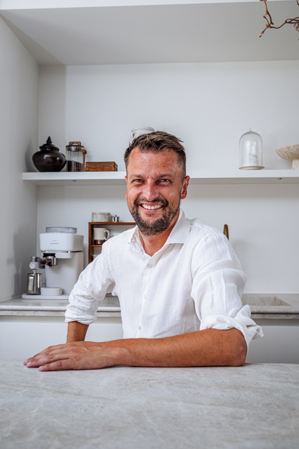 Portret van William Renes aan de keukentafel