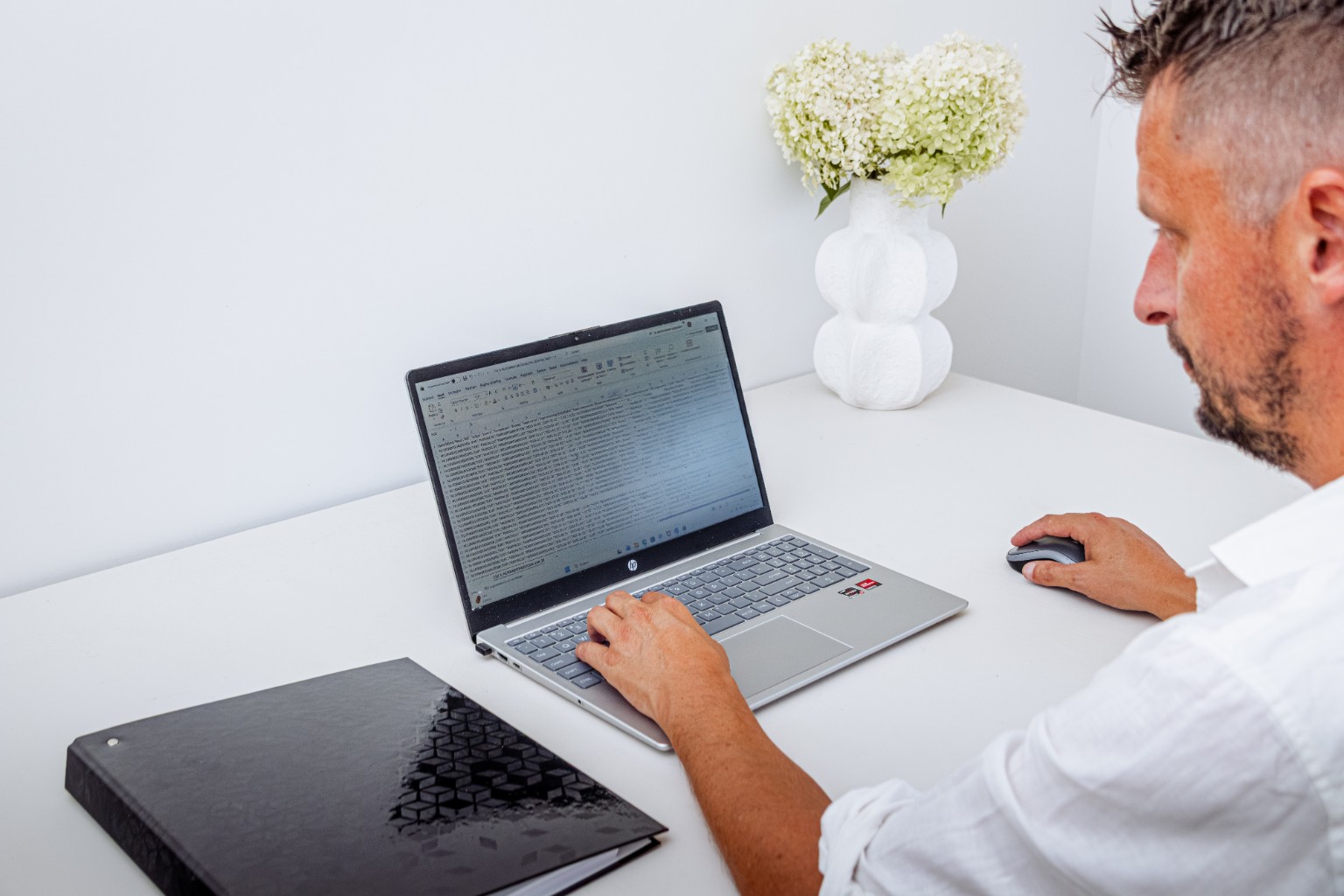 William werkt achter zijn laptop aan een nieuwe lead